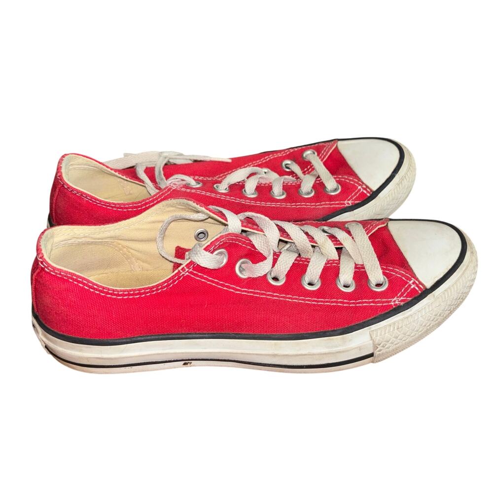 Converse red low top sneaker shoes (men’s 5/women’s 7)
